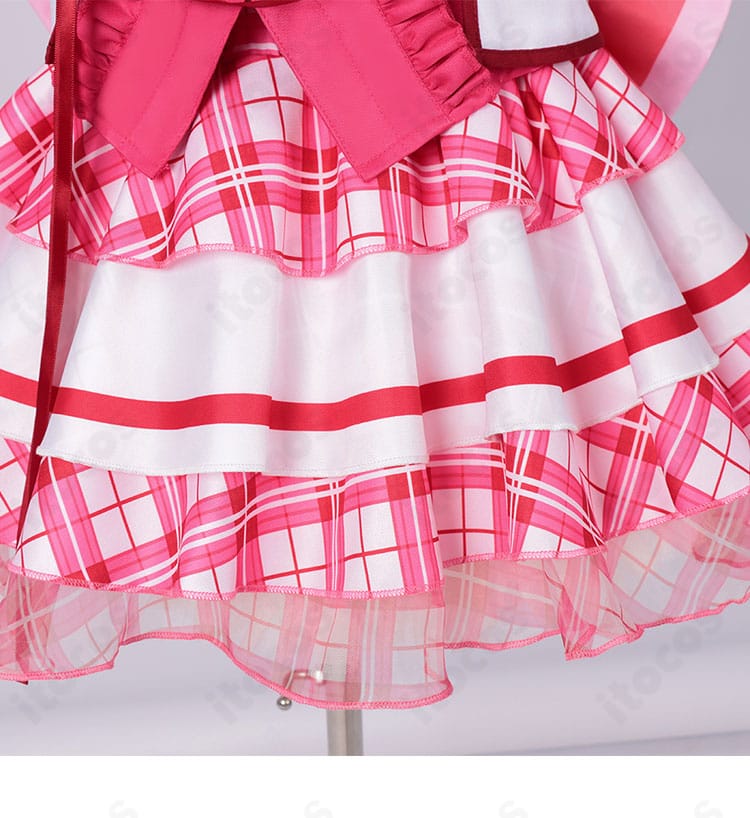 スカート全体のプリーツと広がりを確認できる画像。フェス衣装らしいハリ感と美しいシルエットを表現。