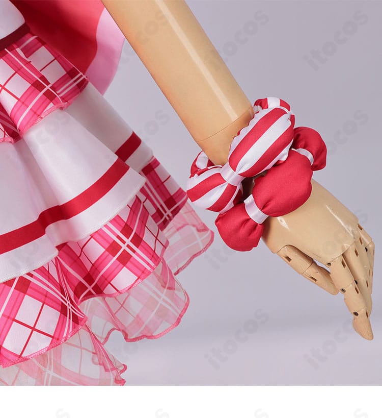 手首飾りの装飾ディテール。レースとリボンの組み合わせが可愛らしいアクセントになっている様子。