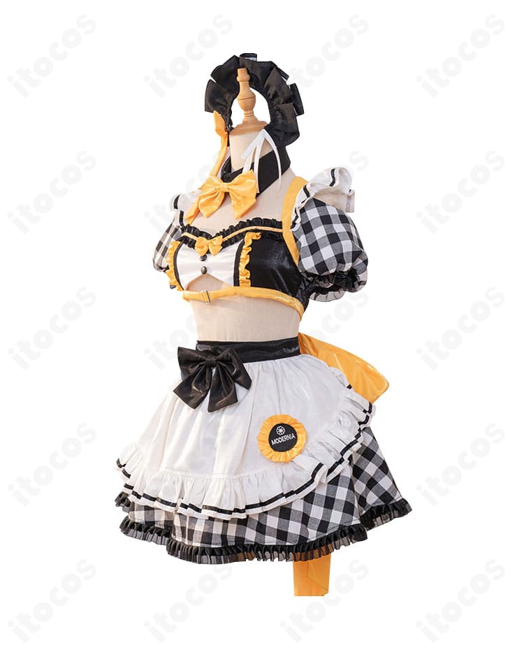 勝利の女神:NIKKE モダニア GALLERYコラボカフェ店員コスプレ衣装の側面。ウエストラインが映える立体シルエット設計。