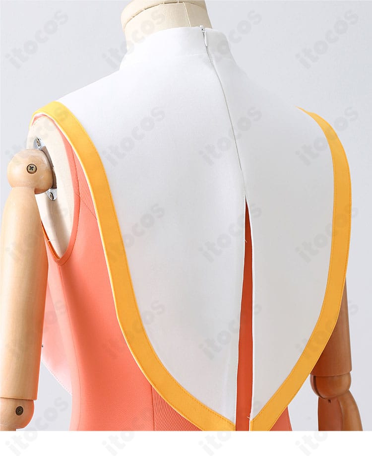 背面のチェーン装飾ディテール。留め具の位置と遊動域、背面デザインのアクセントを確認。