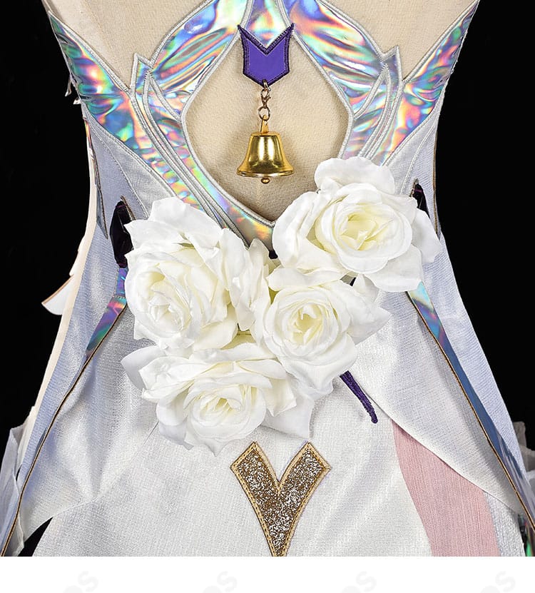 崩壊3rd エリシア コスプレ衣装の背面ベルトと花飾り。固定位置と装飾の立体感を示すクローズアップ。