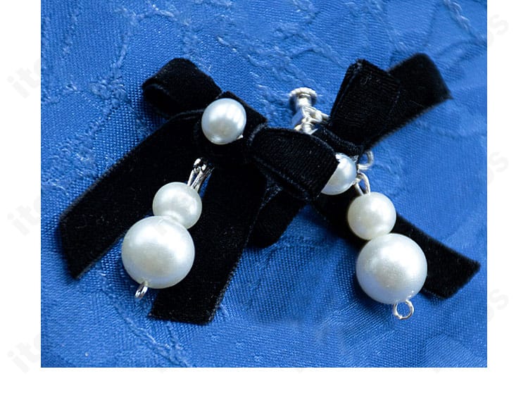 アタナシア 通常服コスプレ 耳飾りのクローズアップ。小ぶりで上品な装飾が顔周りを華やかに演出。