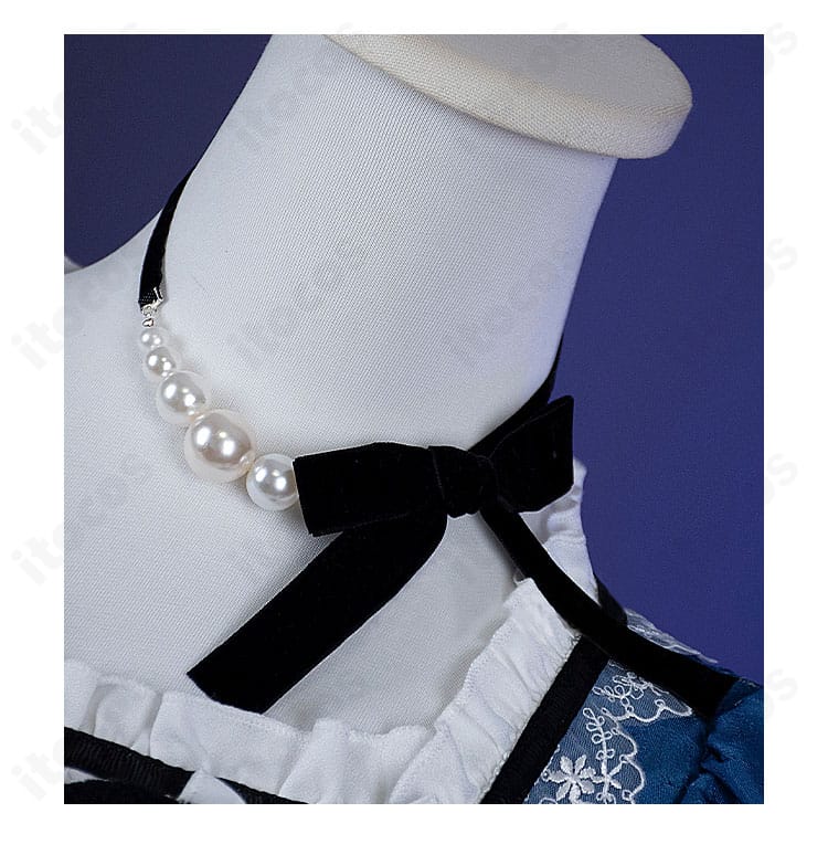 アタナシア 通常服コスプレ 首飾りディテール。パール風リボン付きの上品なネックアクセント。