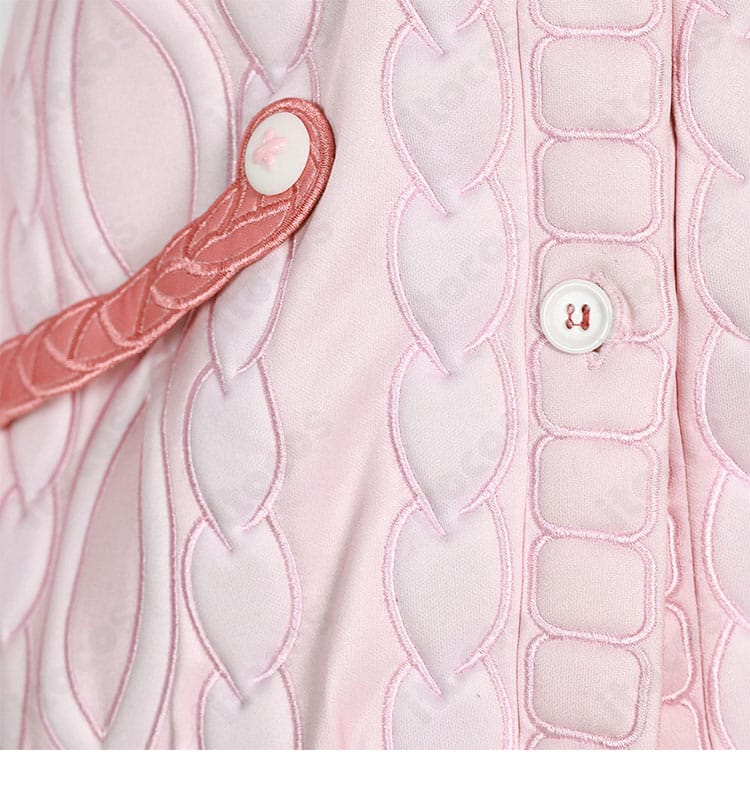 浮波柚葉 コスプレ衣装の前立てボタン装飾。金属調パーツの質感と配置を強調