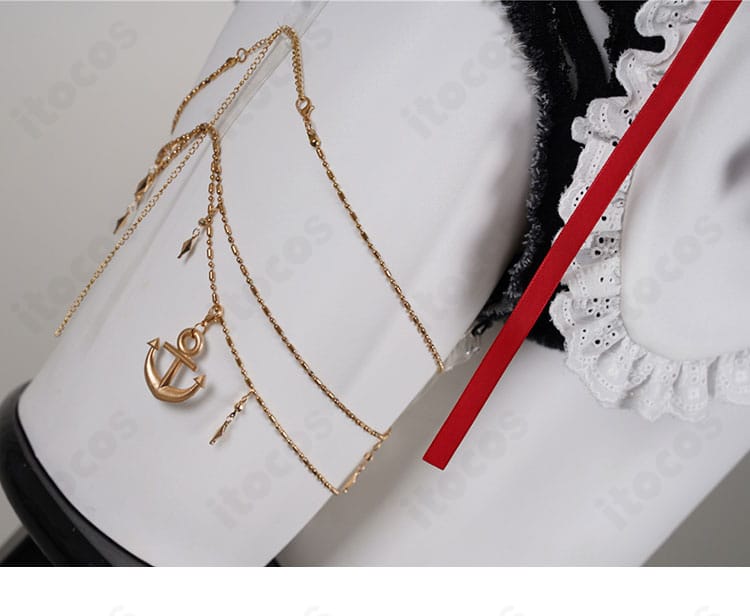 胸飾りの配置とアップ撮影での映え感を表現したカット