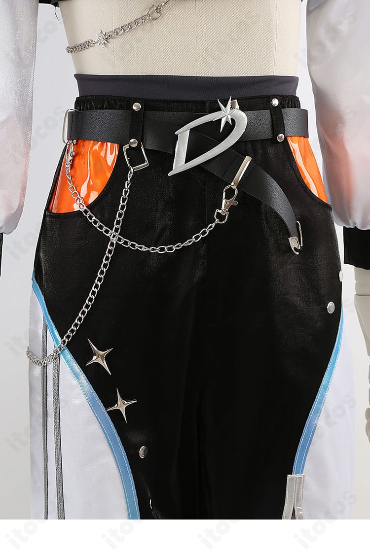 腰ベルト＆腰飾りディテール｜多層ベルトと装飾が作る重厚感のあるアクセント