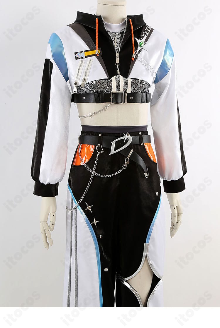 上着の胸飾り・装飾の接写｜メタル調パーツと縁取りが映える精巧な仕上げ