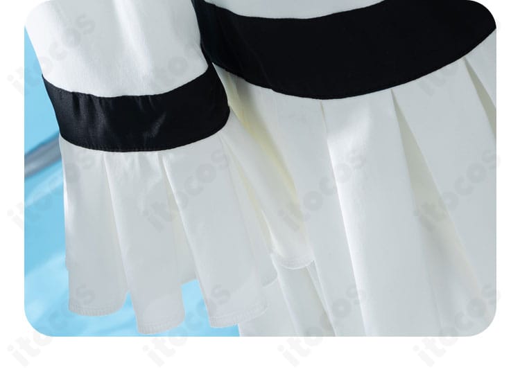 袖口ディテールのアップ。カフスの形状とパイピング、きれいな縫い目で上品な印象に