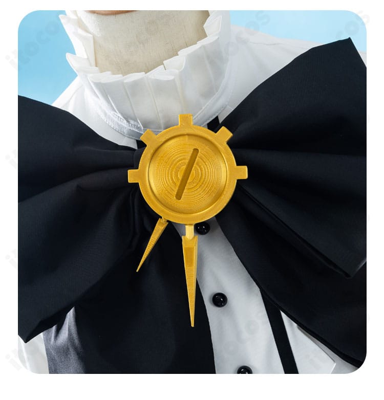 胸元の蝶形リボン装飾アップ。立体成形のリボンと中心パーツの質感が映えるディテール