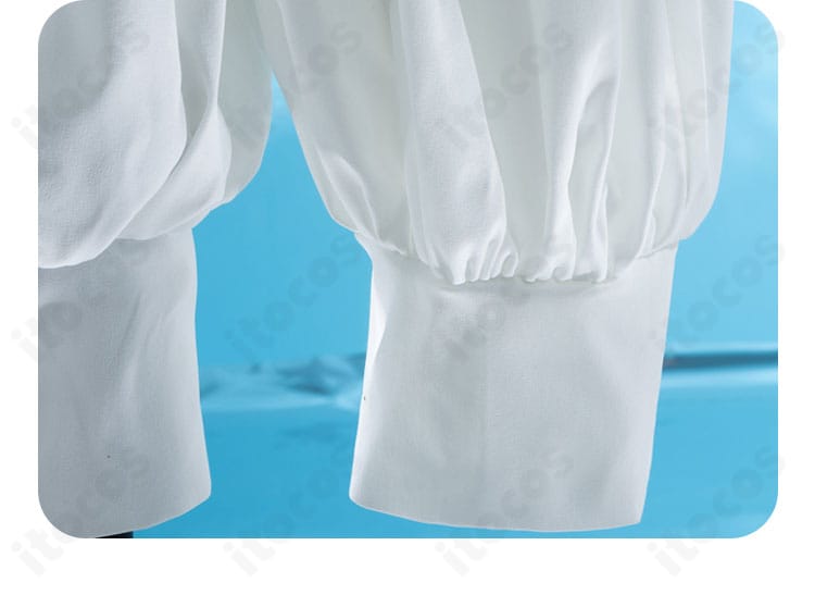 ズボン裾部分のクローズアップ。足さばきの良さと整ったヘムラインを確認できる