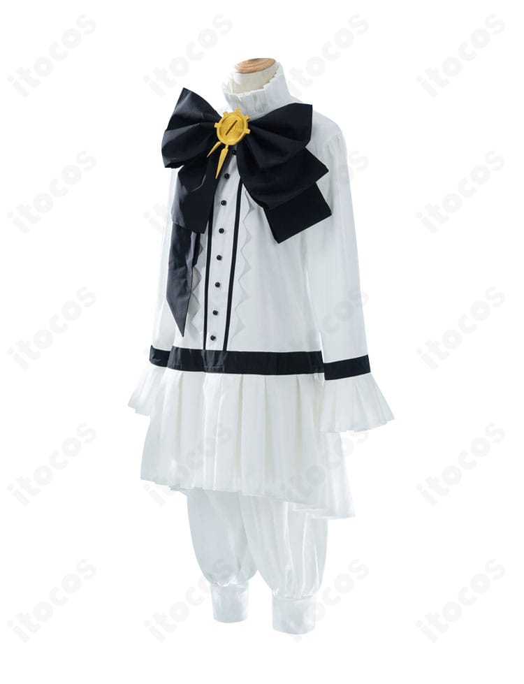 同衣装の側面ディテール。ウエストラインとスカートフレア、ズボンの重なりで美しいシルエットを表現