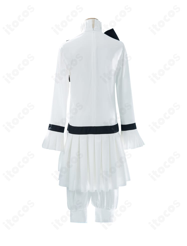 同衣装の背面全体図。背面の切替ラインとスカートの落ち感、ヘッドドレスの位置関係を確認可能