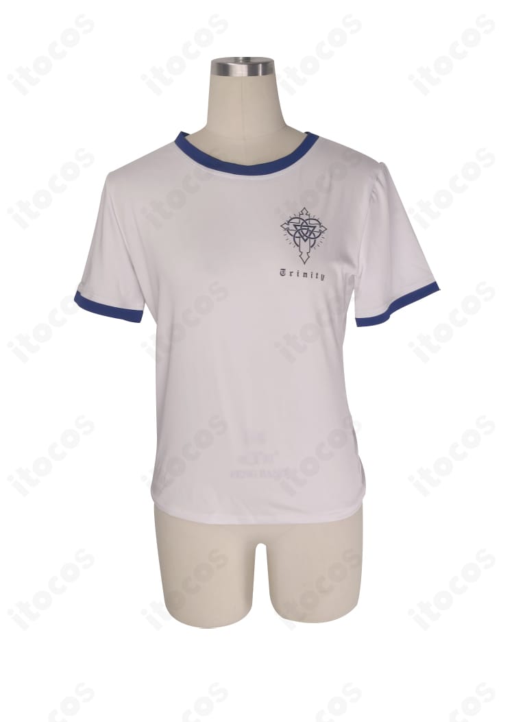 内搭の半袖トップスディテールアップ。襟元のパイピングと肌触りの良い生地感、縫製の丁寧さが見えるクローズアップ。