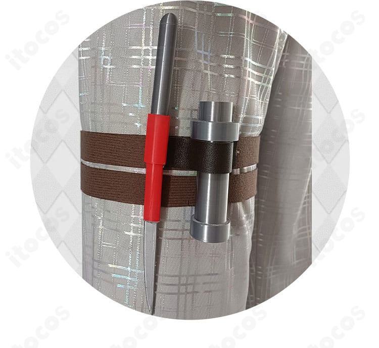 霊狐衣装の太もも飾りと足元装飾ディテール。イベントで映える重ねデザインを強調した写真