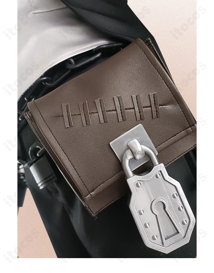 IdentityV 第五人格 ウエストポーチ装飾の拡大写真。ステッチとフラップ形状を忠実に再現。