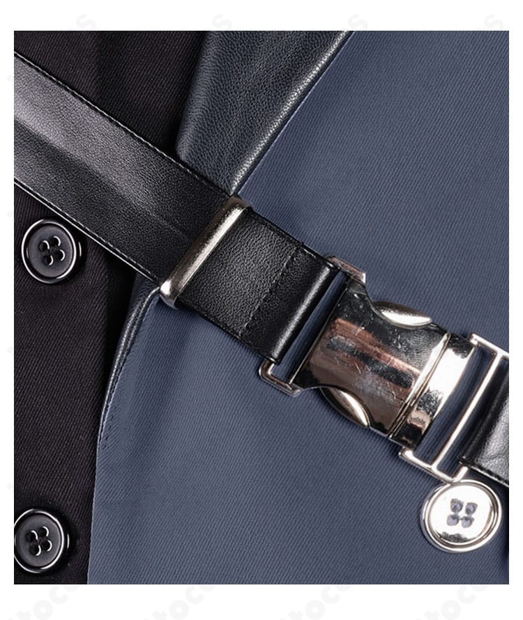 恋と深空 禁域の外 コスプレ衣装 斜めベルト装飾のクローズアップ。金具とステッチの質感を詳細に表示