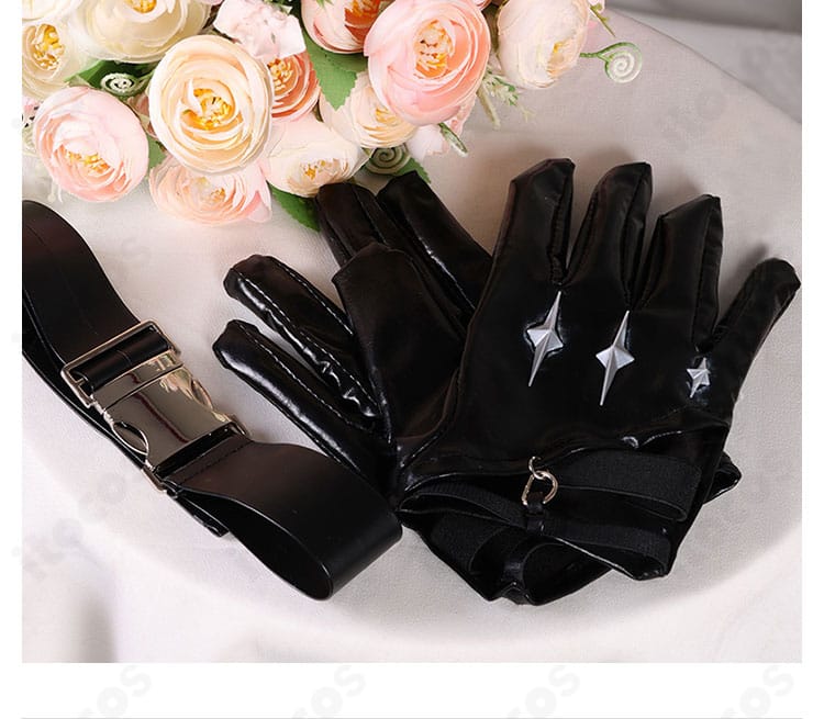 恋と深空 禁域の外 コスプレ衣装 手袋と斜めベルトアクセサリーの細部。素材感と配置のバランスを強調