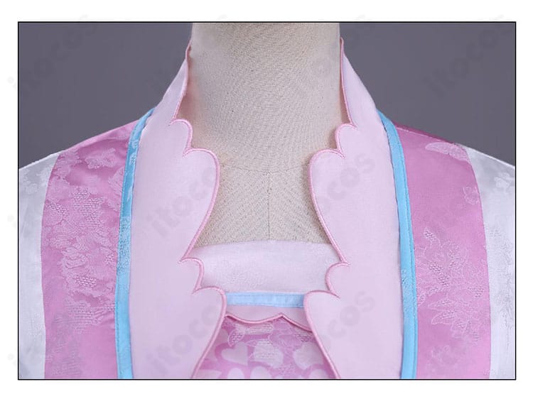 薬屋のひとりごと 里樹妃 后宮衣装コスプレの襟元ディテール。繊細な縫製と品のあるラインが特徴。