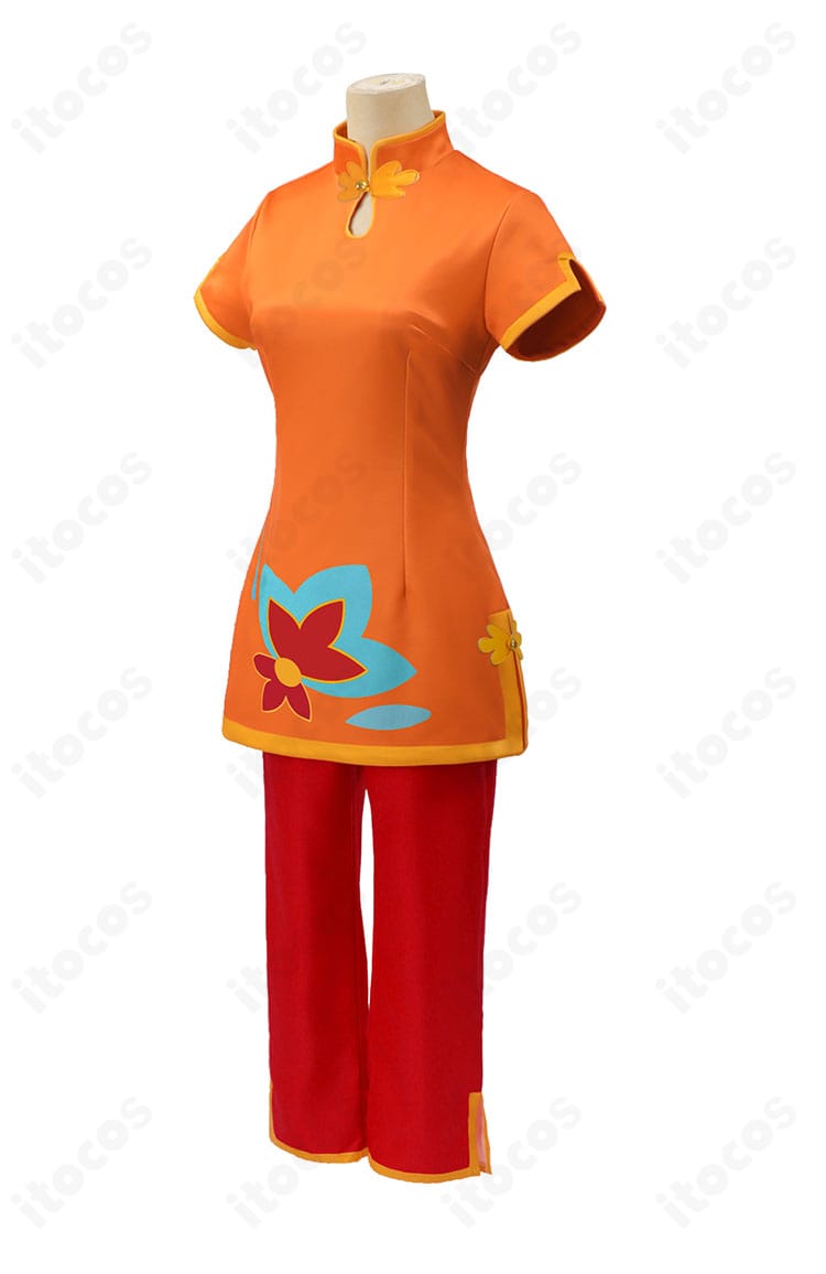 木之本桜 チャイナ服コスプレの左側アングル。流れるようなラインと上質感のある生地表情が映る一枚。