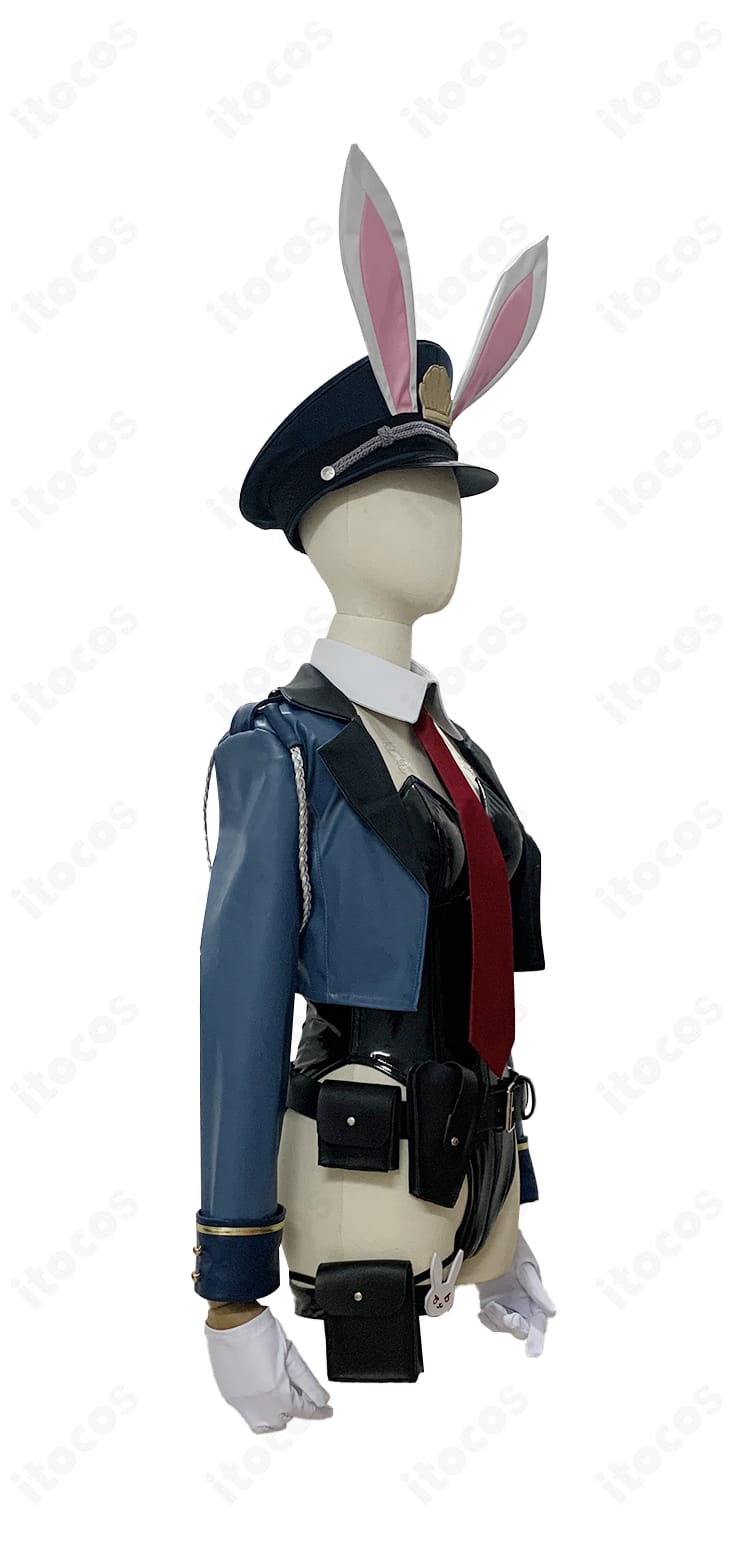 アズールレーン ネプチューン「いざゆけウサギセキュリティ！」コスプレ衣装の右側アングル。ベルトやウエストポーチ、太もも飾りなどディテール確認用