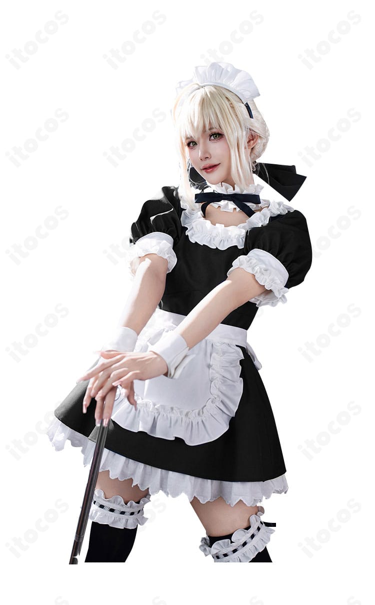 セイバー メイド服コスプレ衣装の背面シルエットとエプロンの形状がわかる写真