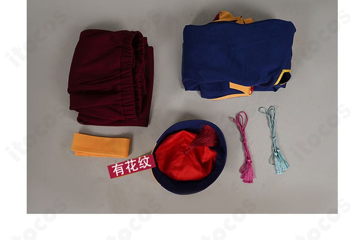 薬屋のひとりごと 猫猫 キョンシー風コスプレ衣装のセット内容一式。トップス・ズボン・帯・帽子・紐飾りが揃った内容。