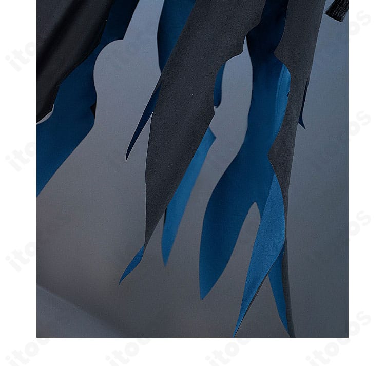 外套裾の細部と生地感。ヘムラインの処理と動きが出る軽やかなドレープを強調。