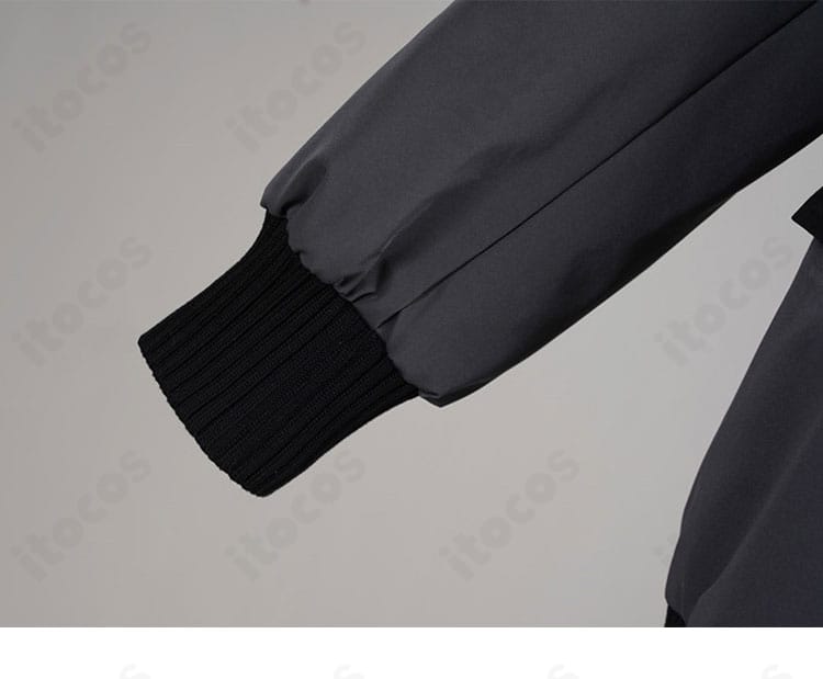 袖口装飾のクローズアップ（カフスの意匠と配色）