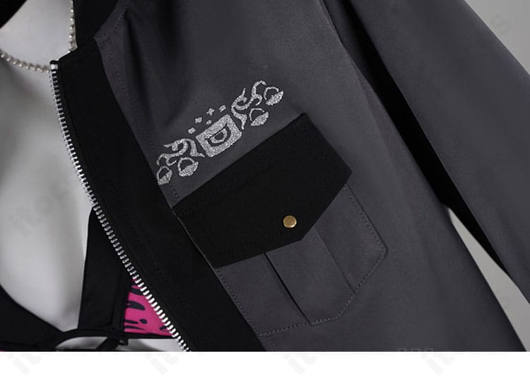 コートのポケット装飾ディテール（ステッチと装飾パーツの質感）