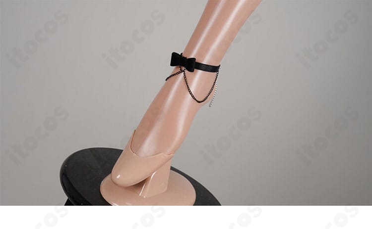 足首飾りのディテール（取り付け方法と装飾パーツ）