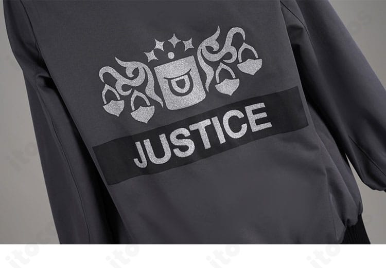 コート背面プリントの拡大（柄の位置と発色）