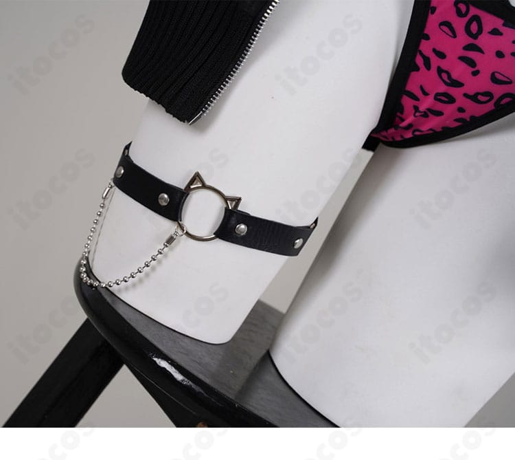 太ももベルト装飾のクローズアップ（固定位置と調整金具）