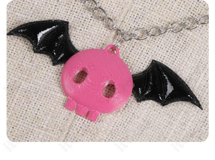 ガールズバンドクライ 海老塚智×クロミ コスプレ衣装のネックレス装飾。金具とモチーフの質感がわかる近接写真