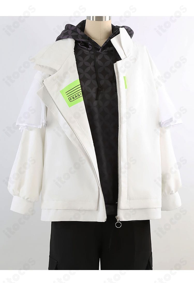 天城一彩 フラジール コスプレ衣装 コートのディテール。装飾やステッチの再現度を近距離で確認。