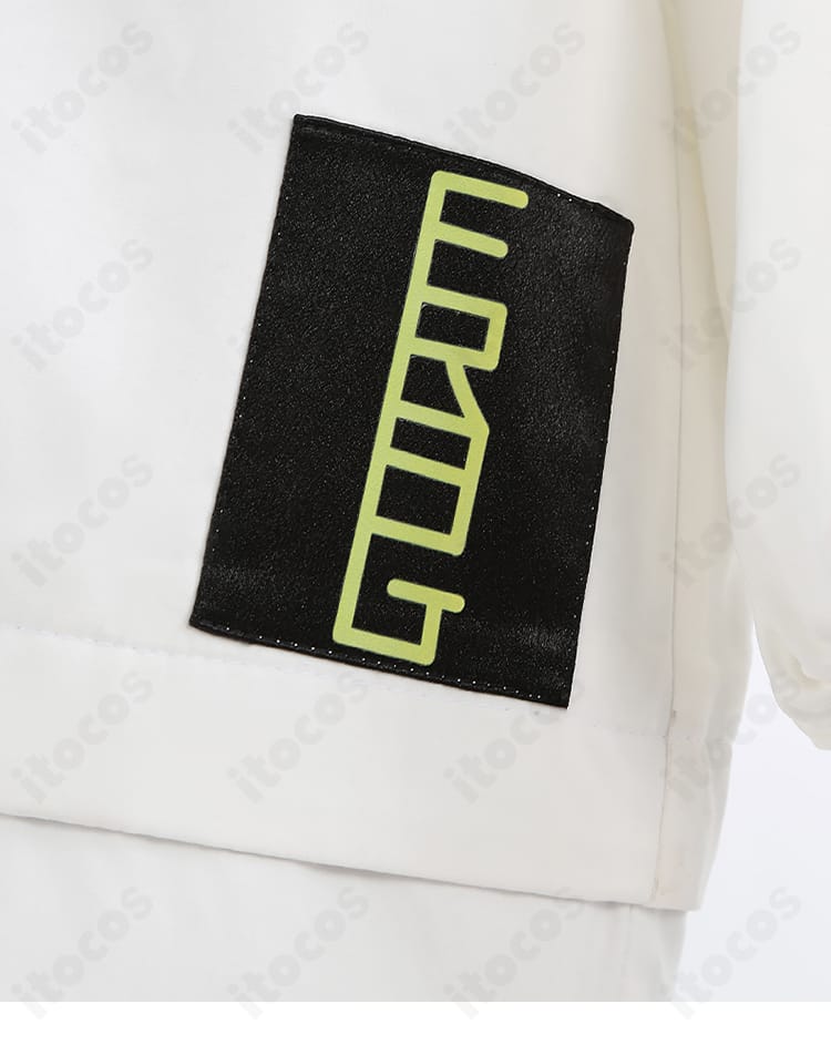 天城一彩 フラジール コスプレ衣装 胸元アイコン装飾アップ。質感と固定方法が見えるクローズアップ。