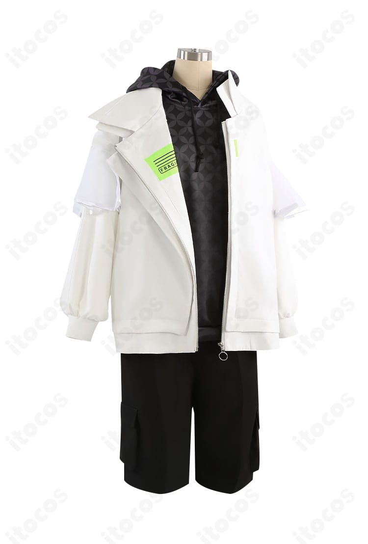 天城一彩 フラジール コスプレ衣装 右側面。コートのラインと半ズボンのシルエットを確認できる角度。