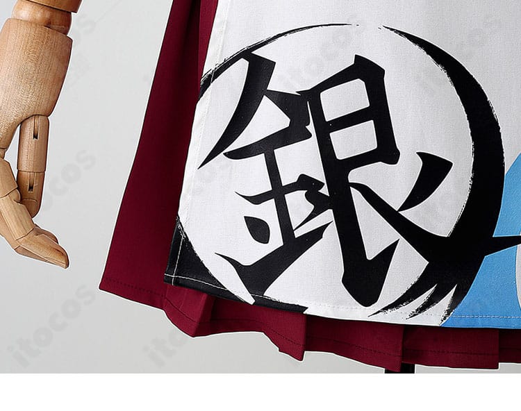 銀魂・神楽 ウエイター衣装の裾と装飾ディテール。動きやすさと美観の両立を示すカット