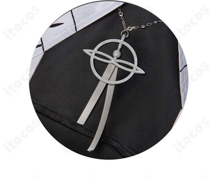 ネックアクセサリーのアップ。トップの意匠とチェーン長さのバランス