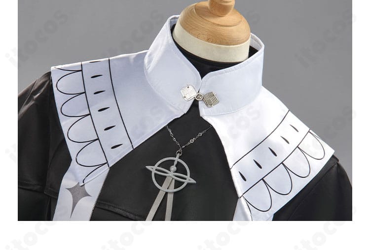 肩掛けケープ装飾の近接写真。ストラップ固定と生地の重なり