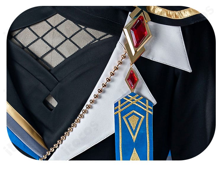 胸前飾りのアップ。メダリオン風パーツとチェーン配置で舞台感を強調