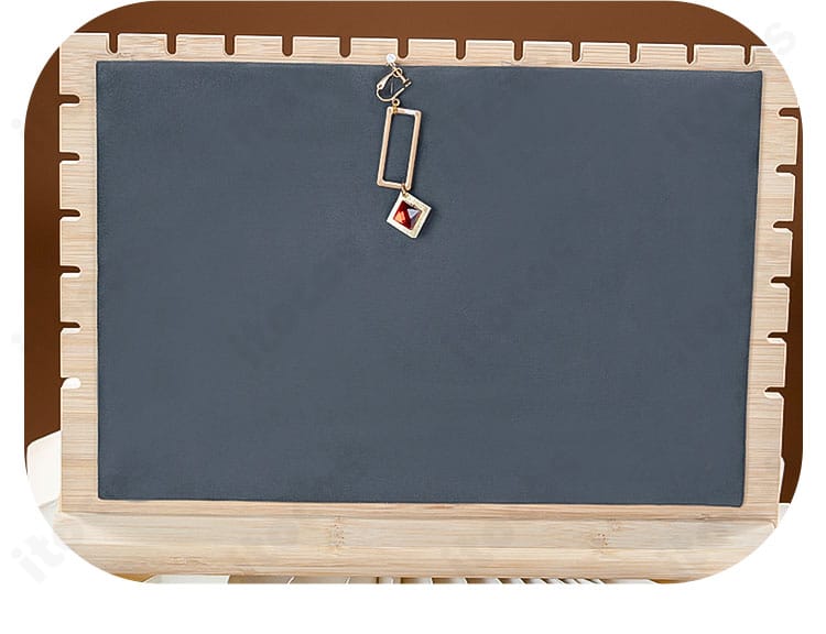 耳飾りのアクセサリー詳細。左右対称の意匠と質感を示すクローズアップ