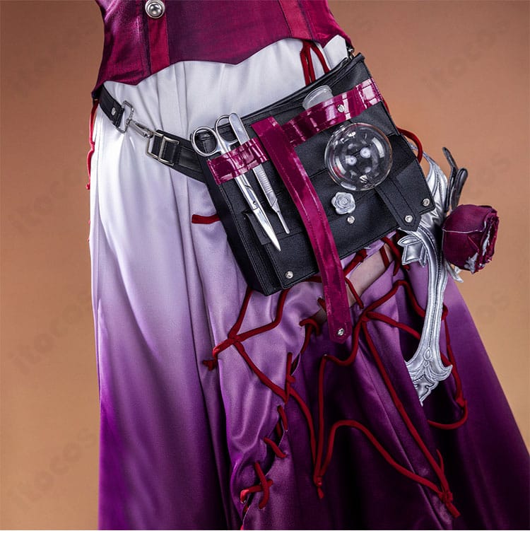 第五人格 医師 アンチモン衣装の腰飾りクローズアップ。華やかな装飾がシルエットを引き立てる