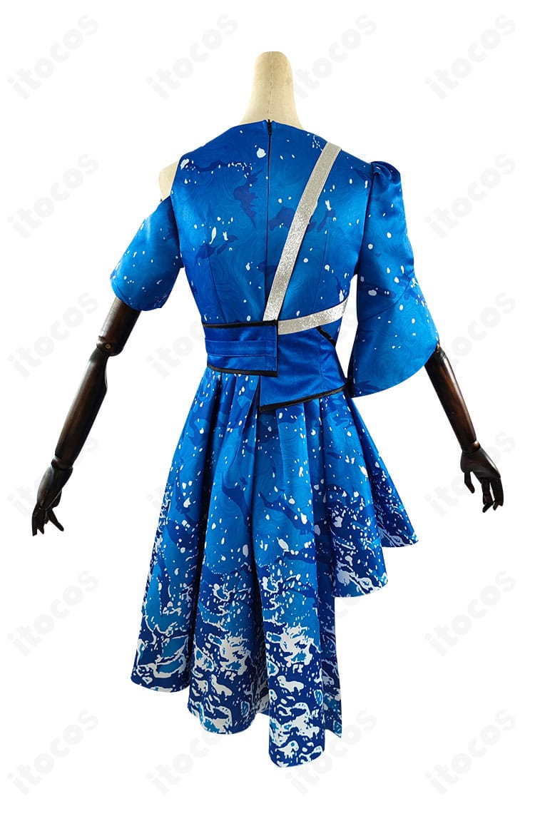 Aqours コスプレ衣装の背面全体写真。背中の切替と裾のラインを忠実に再現。