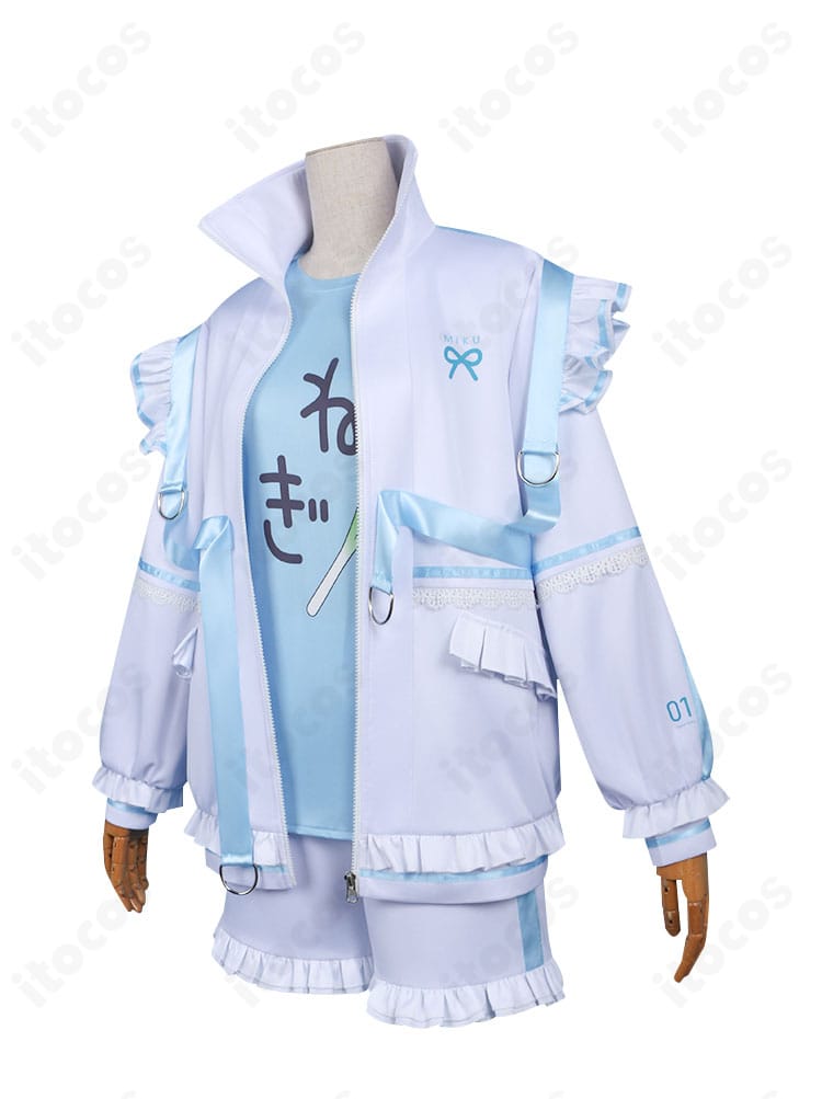 初音ミク ドンキフェア2025衣装 側面ビュー。コート丈感とフィット感、全体シルエットの確認用