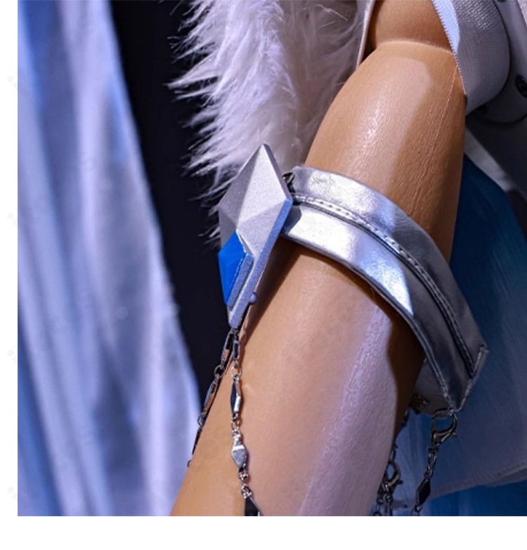 夜蘭 ブレスレット・腕飾りの近接。金属調パーツの質感と装着感を確認できる画像