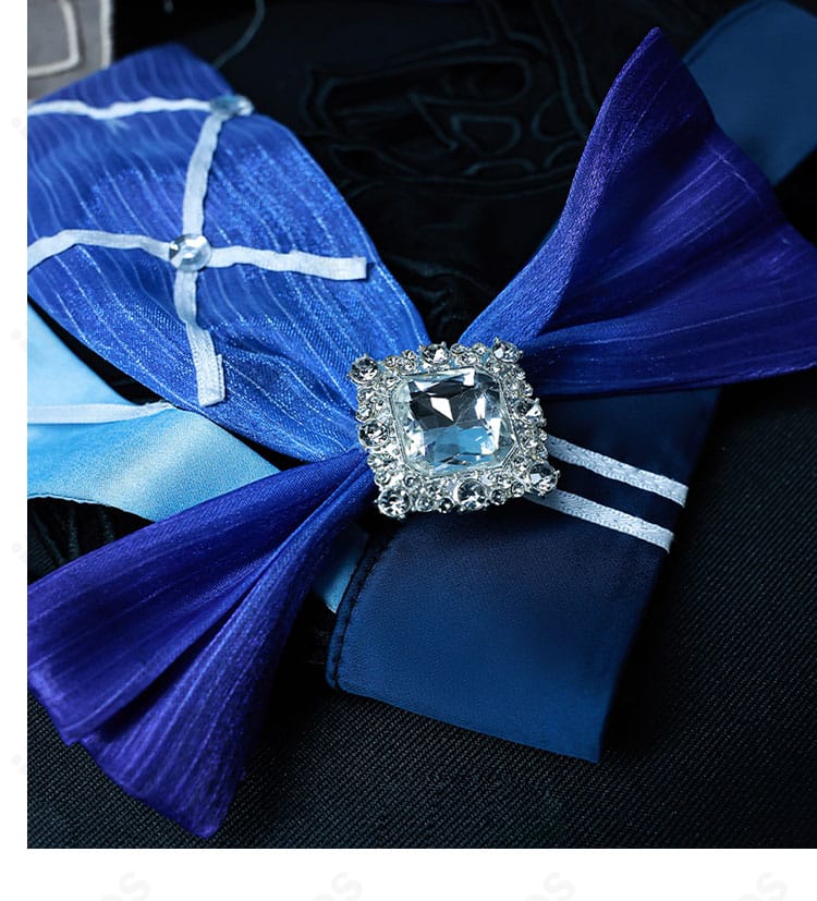 夜蘭 胸飾りの近接。装飾パーツの色味と立体造形を示すディテールカット