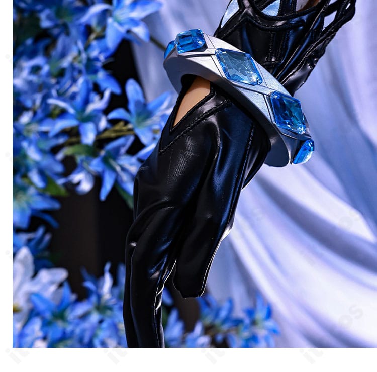 夜蘭 手袋と腕飾りのディテール。撮影クオリティを高める仕上げの質感がわかる