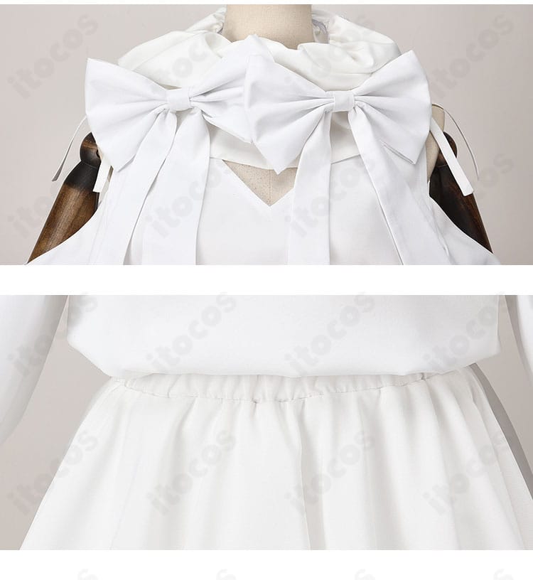 胸飾りと腰リボン装飾のディテール。幼少期ビジュアルを意識した豪華な意匠をクローズアップ。