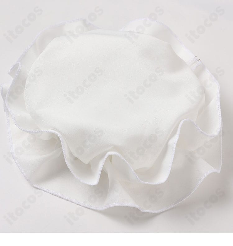 帽子と装飾小物のアップ。撮影映えする質感とカラーアクセントを強調。