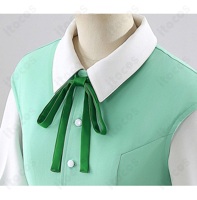 衣襟の装飾ディテールの拡大。きれいなパイピング仕上げで近距離撮影にも対応。